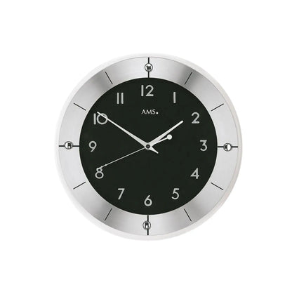 Wanduhr mit schwarzem Ziffernblatt, silbernem Rahmen und arabischen Ziffern