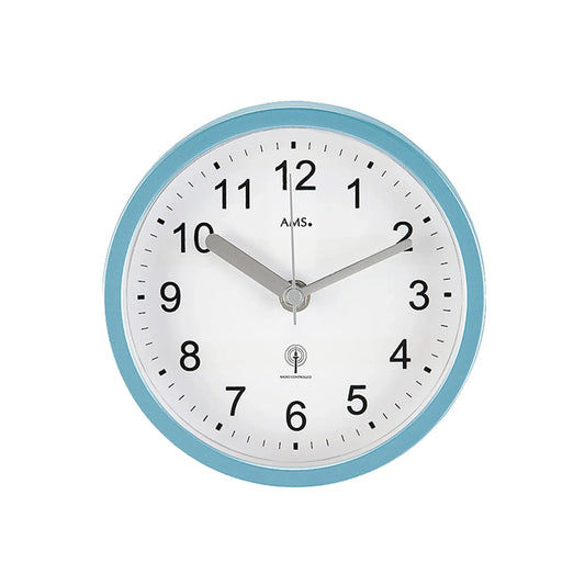 Analoge Badezimmer-Wanduhr: türkisfarbener Ring, weißes Ziffernblatt, AMS-Logo, Zeiger.