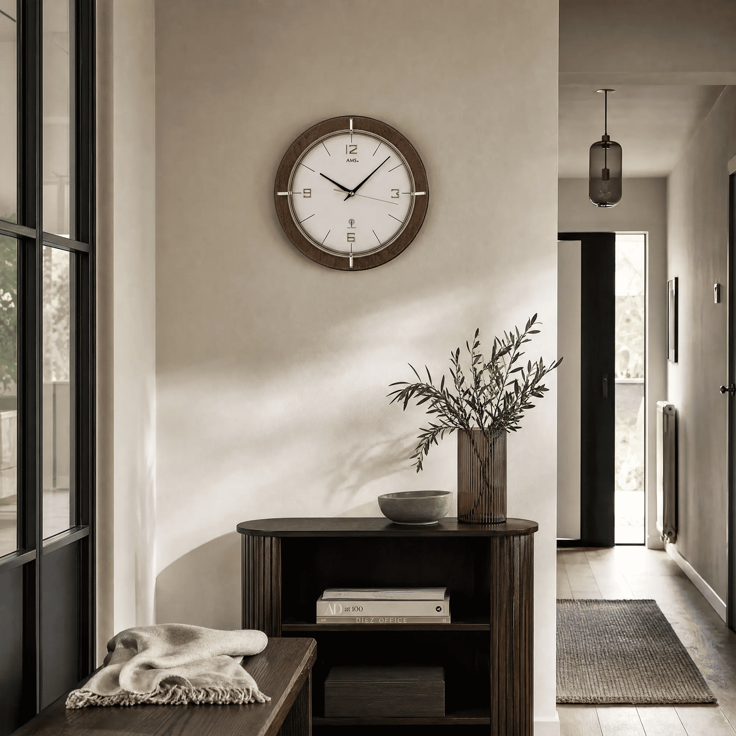 Funk-Wanduhr im Holzrahmen mit weißem Zifferblatt und goldenen Stundenmarkierungen