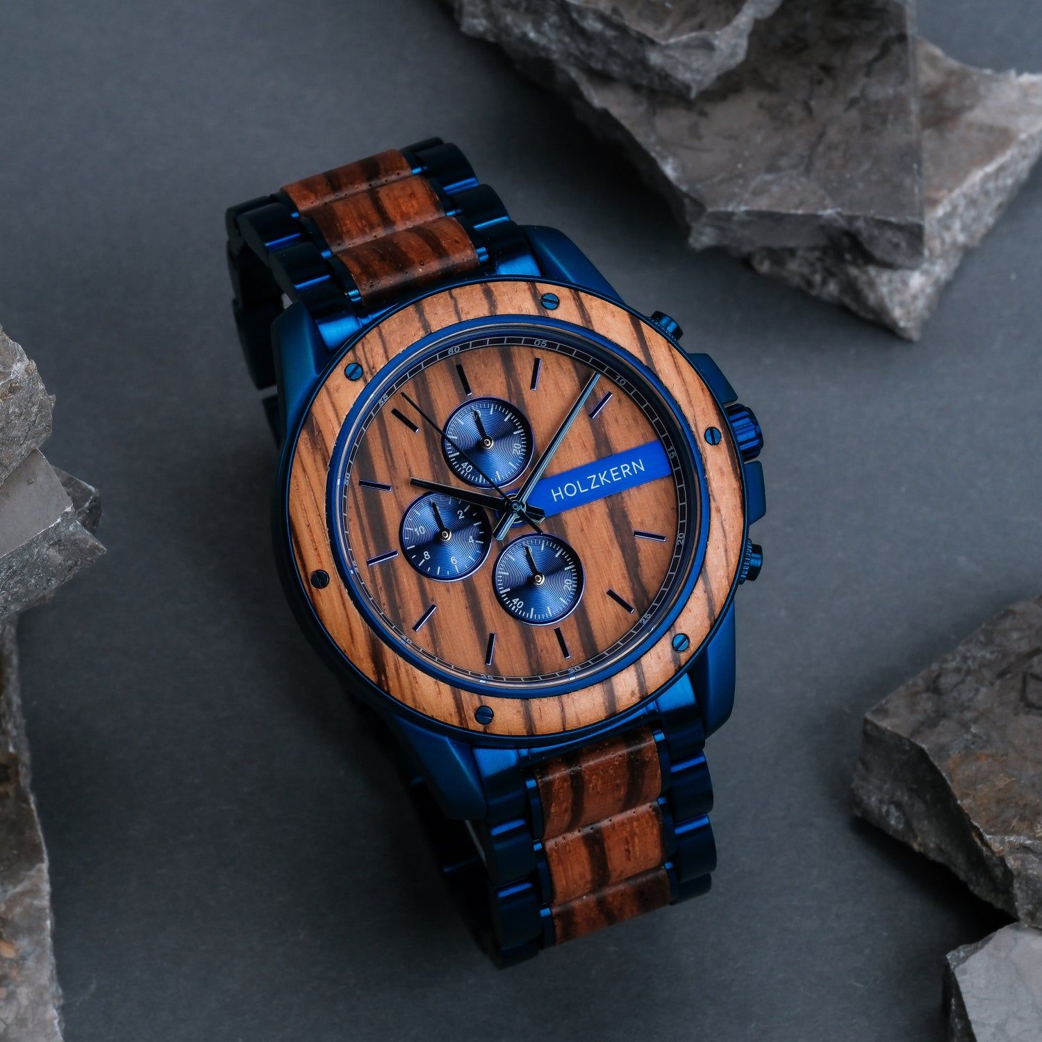 Holzkern Gareth Armbanduhr rund, blaues Edelstahlgehäuse, Holz-Zifferblatt mit drei Anzeigen