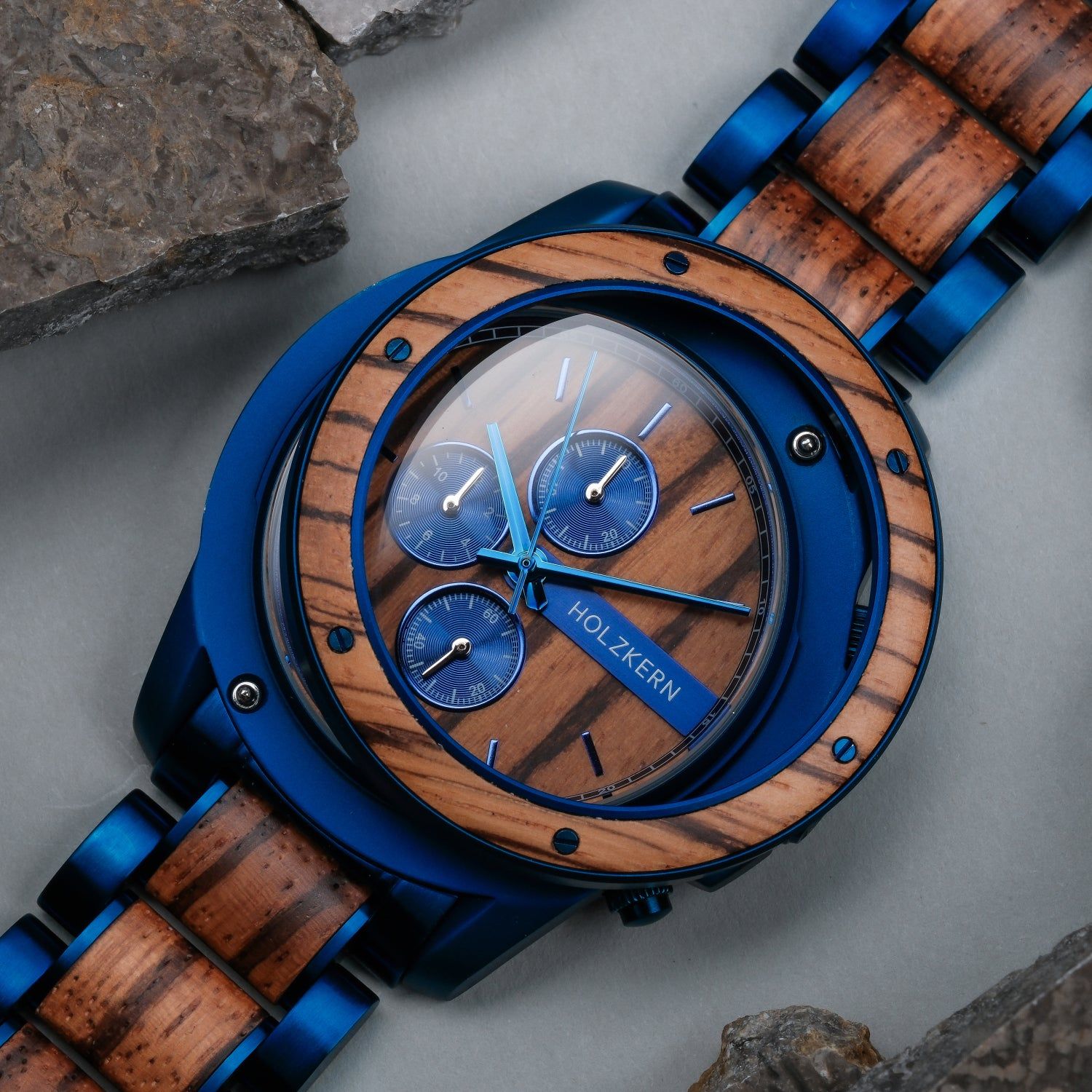 Holzkern Gareth Armbanduhr von oben, blaues Gehäuse, Holz-Zifferblatt mit Chronografenzählern