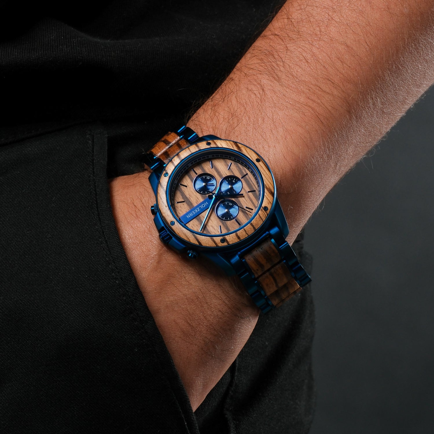 Holzkern Gareth Armbanduhr am Handgelenk, blaues Band mit Holzsegmenten, Holz-Zifferblatt