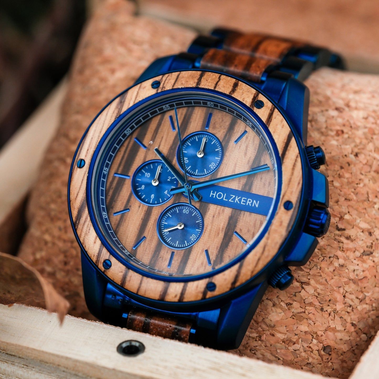 Holzkern Gareth Armbanduhr rund, blaues Gehäuse, Holz-Zifferblatt mit drei Chronografen