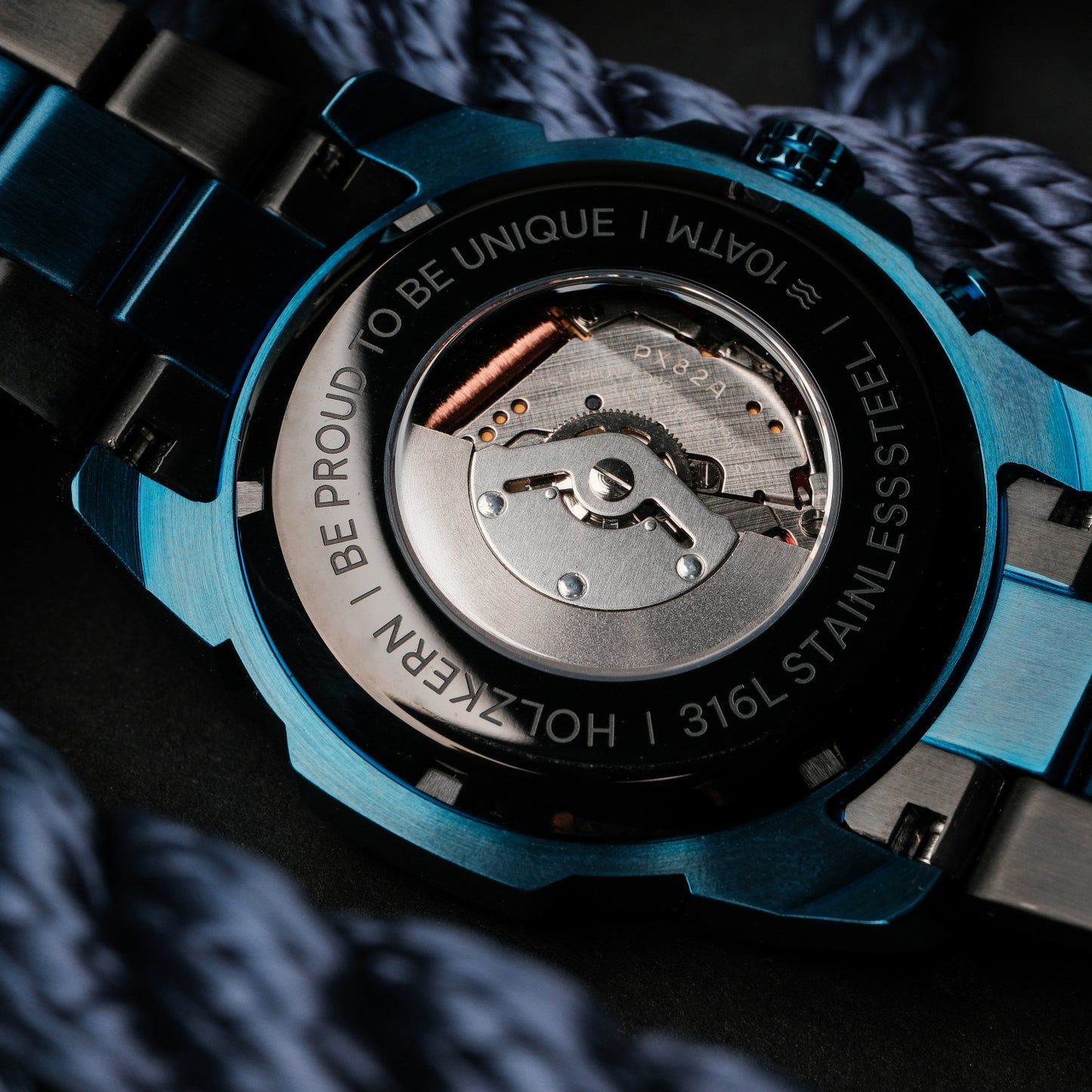 Holzkern Armbanduhr-Rückseite mit sichtbarem Uhrwerk im blauen Gehäuse
