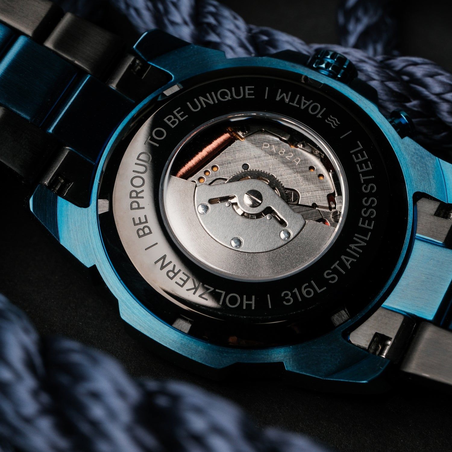 Holzkern Armbanduhr-Rückseite mit sichtbarem Uhrwerk im blauen Gehäuse