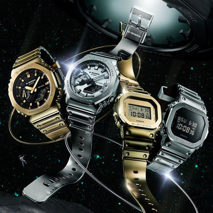 Mehrere G‑SHOCK G‑Steel Uhren mit Metallbändern in Silber und Gold, silbernes Modell vorn