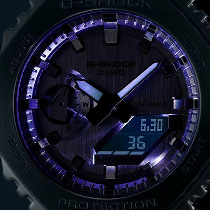 Nahaufnahme der G‑SHOCK Uhr mit blau leuchtendem Ziffernring und Analogzeigern