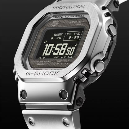 Casio G‑SHOCK Herrenuhr silbern mit großem Digitaldisplay und Schutz-Detail