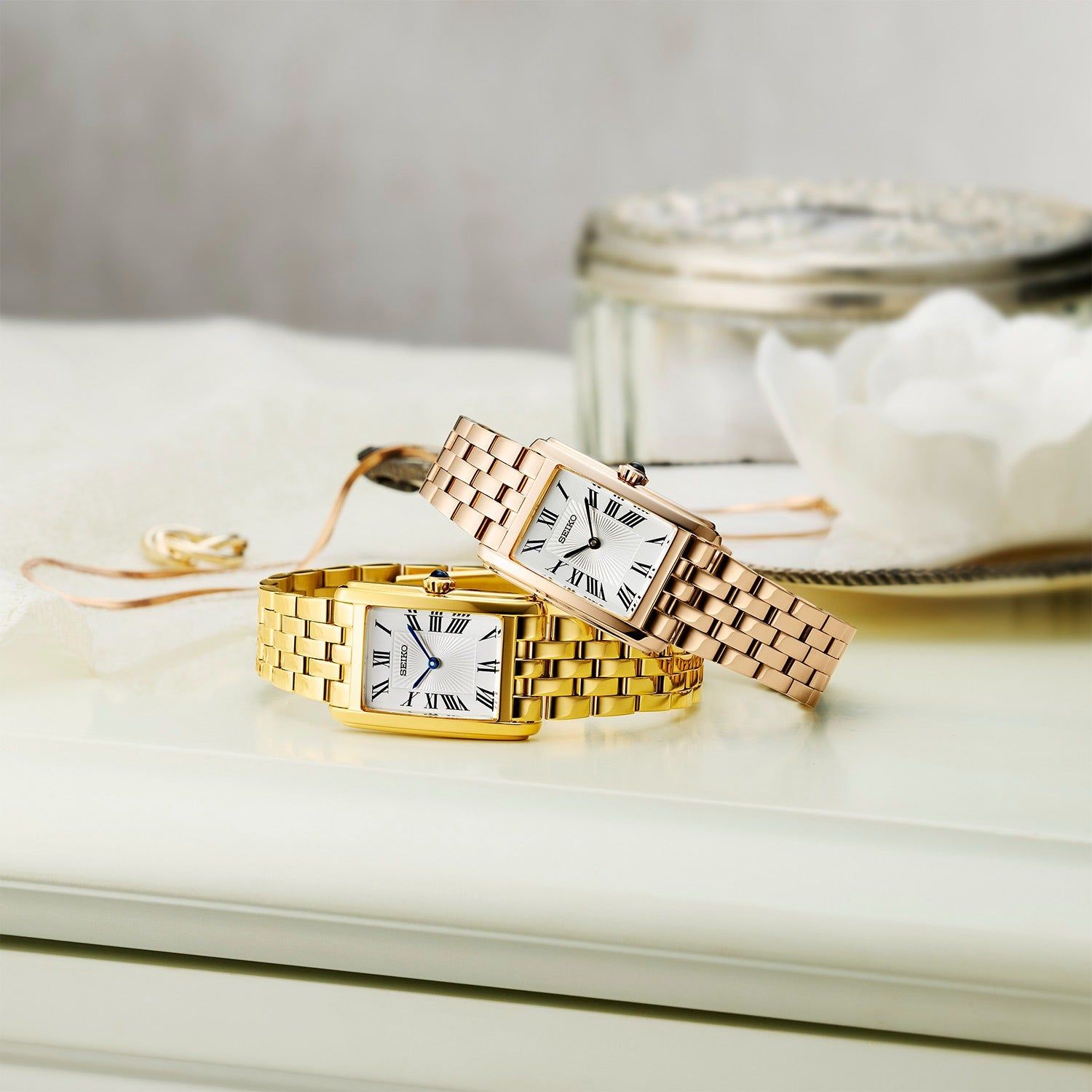 Damenarmbanduhr goldfarben mit Edelstahlgliederarmband, rundem Zifferblatt und Analogzeigern