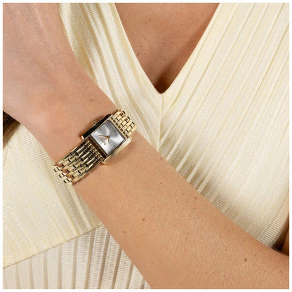 Goldfarbene Damenarmbanduhr mit rechteckigem Zifferblatt und Metallarmband, auf Handgelenk