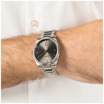 Herrenarmbanduhr BOSS mit silbernem Metallarmband und schwarzem Zifferblatt, Quarzwerk