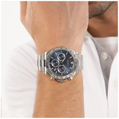 Herren-Chronograph mit silbernem Edelstahlarmband und blauem Zifferblatt am Handgelenk