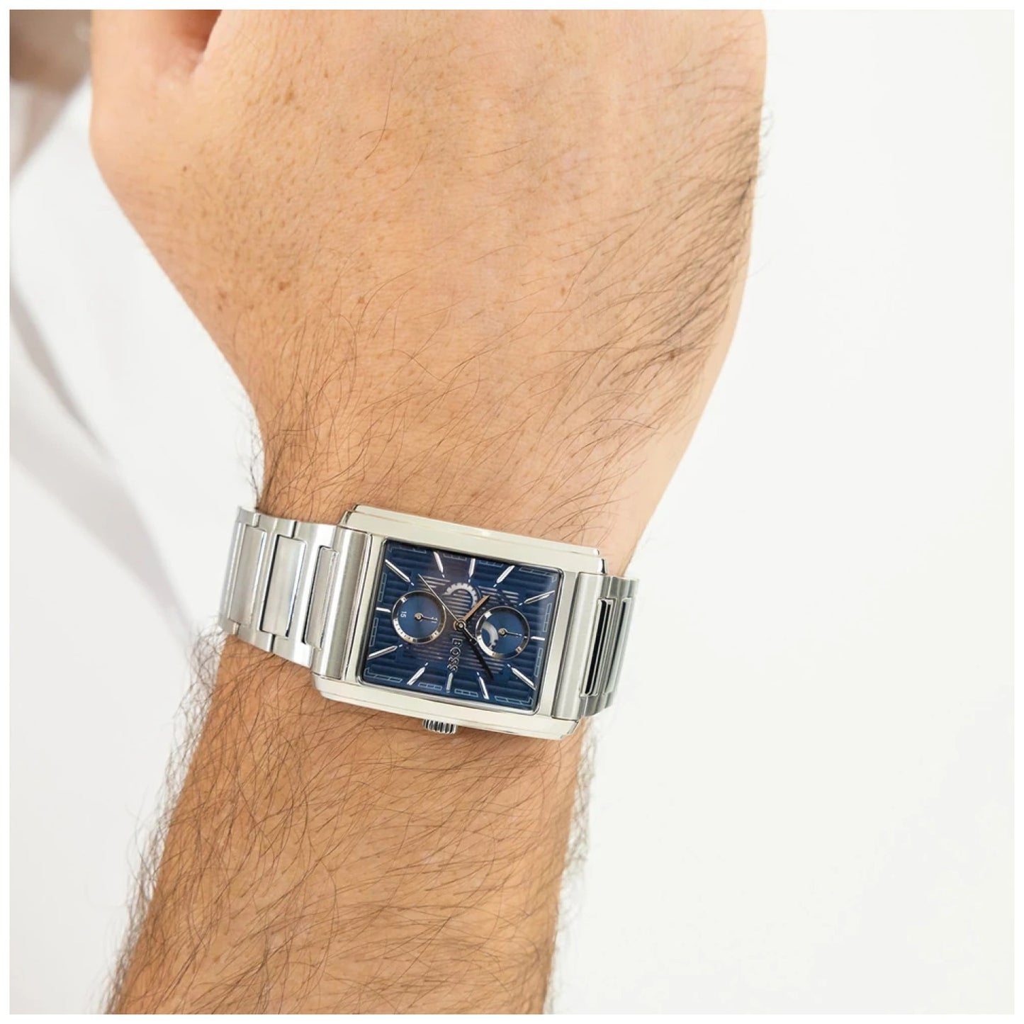 Herrenarmbanduhr mit blauem Zifferblatt und Edelstahlband, am Handgelenk getragen