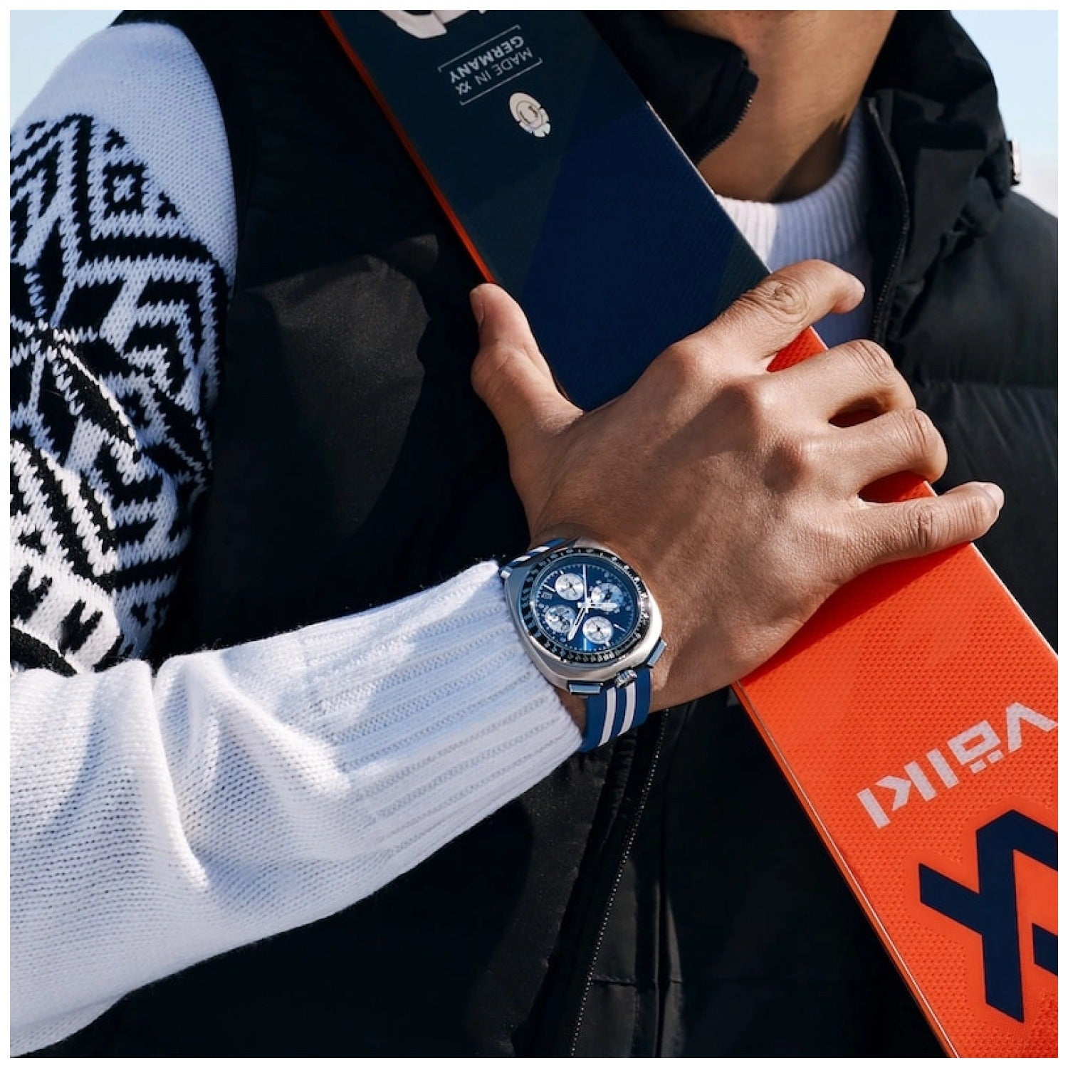 Bulova Chronograph-Uhr am Handgelenk mit blau-weiß gestreiftem Armband und Zifferblatt