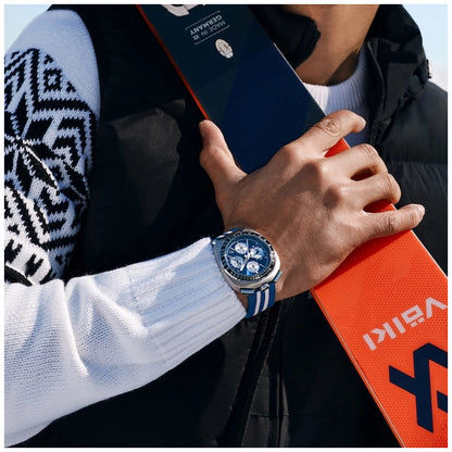 Bulova Chronograph-Uhr am Handgelenk mit blau-weiß gestreiftem Armband und Zifferblatt