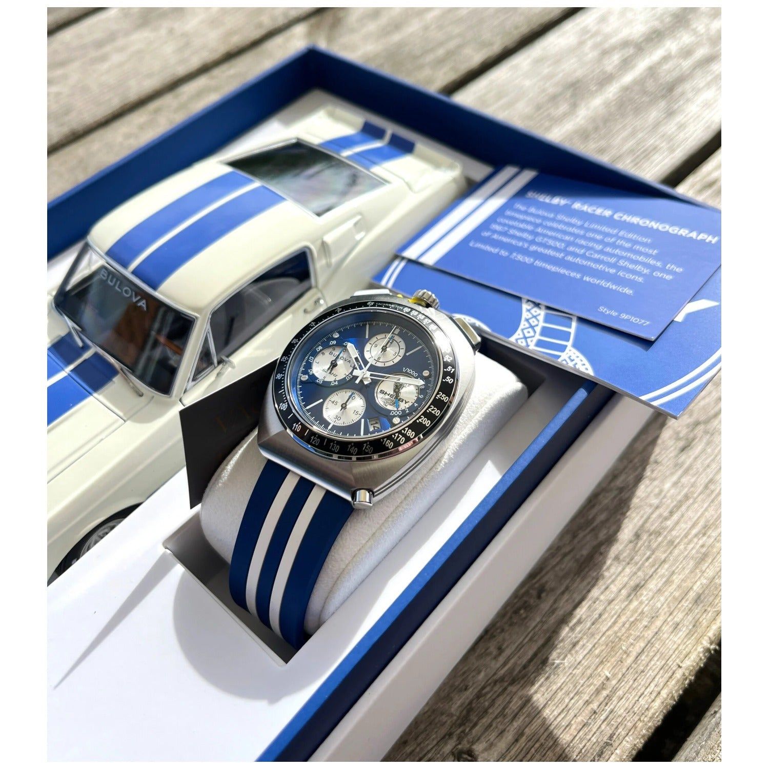 Bulova Chronograph-Uhr in Präsentationsbox mit blauem Zifferblatt und blau-weißem Armband