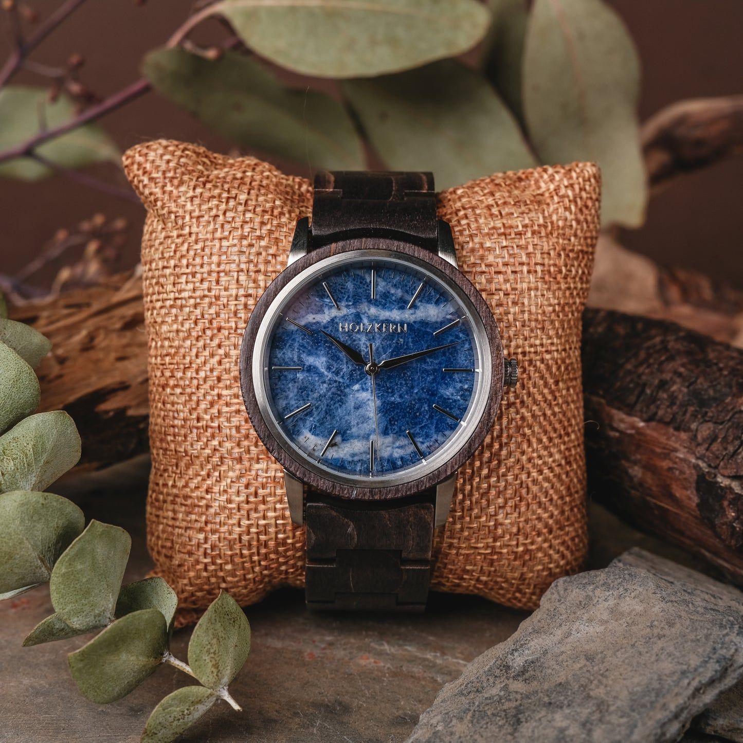 Holzkern Immanuel Armbanduhr mit blauem Sodalith-Zifferblatt und schwarzem Holzband auf Jute