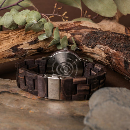 Holzkern Armbanduhr Rückseite mit schwarzem Holzband und blauem Zifferblatt