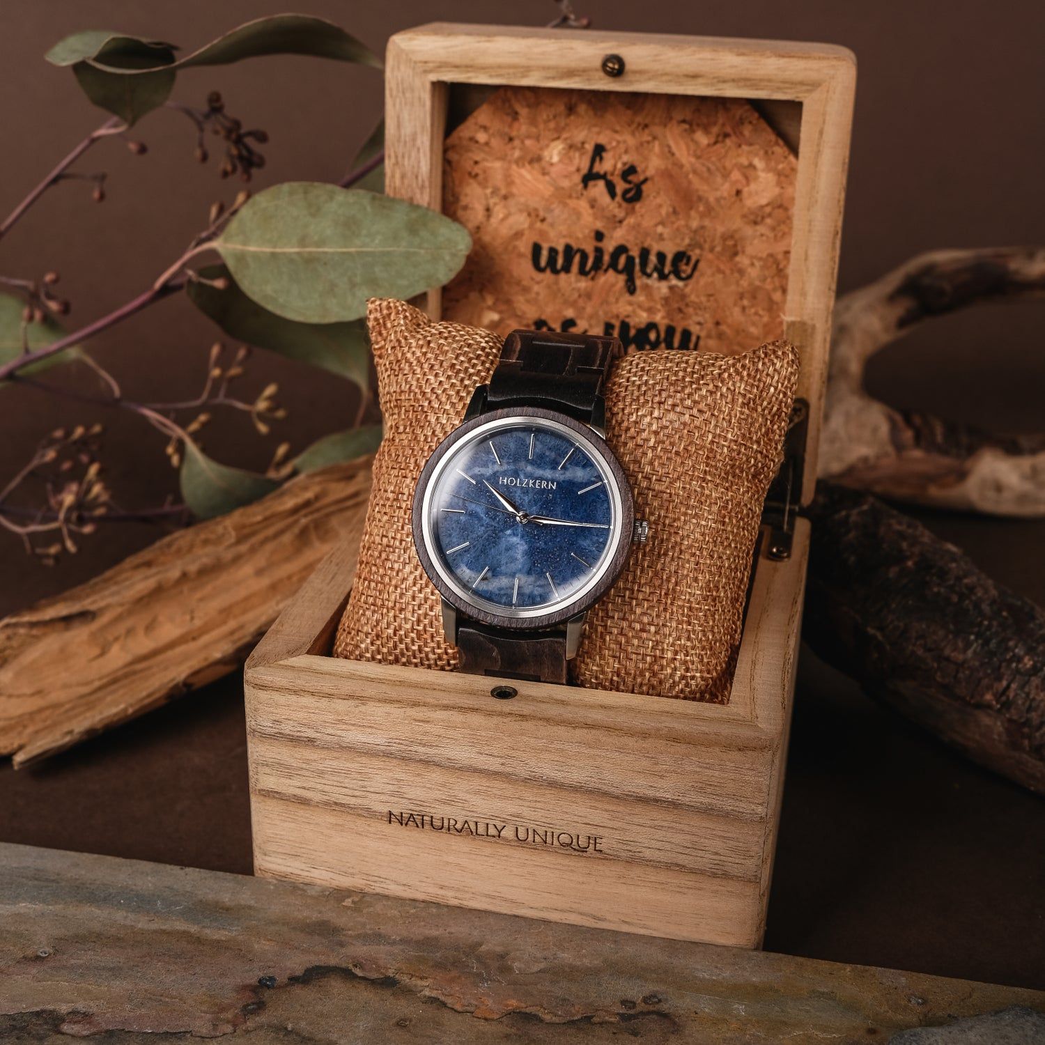 Holzkern Immanuel Armbanduhr auf Holzständer mit blauem Zifferblatt im schwarzem Holzgehäuse