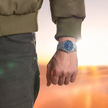Herren-Armbanduhr am Handgelenk: blaues Zifferblatt, Edelstahlarmband, mit Datumsanzeige
