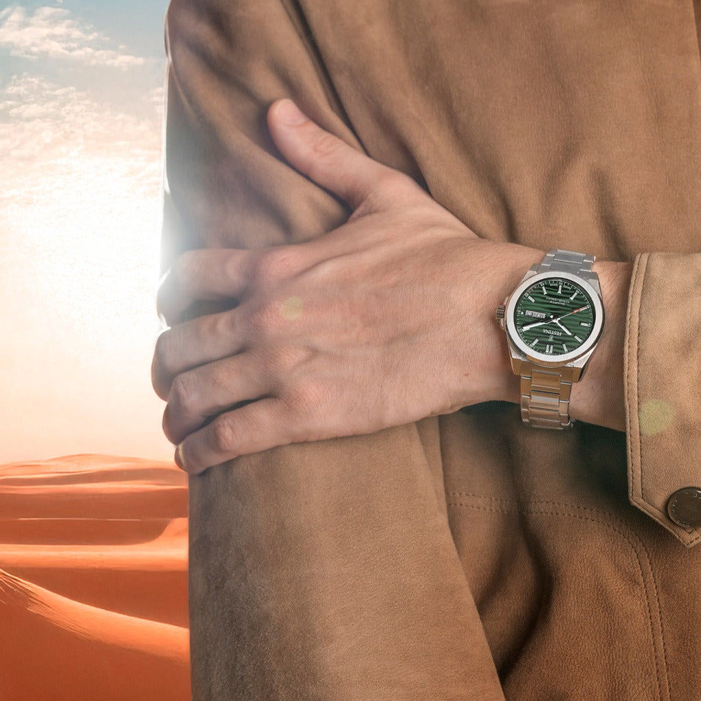 Herren-Armbanduhr mit grünem Zifferblatt am Handgelenk, Edelstahlarmband