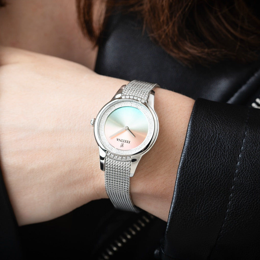 Damenarmbanduhr mit rundem silbernem Zifferblatt, funkelndem Kristallbesatz und Milanaise-Armband