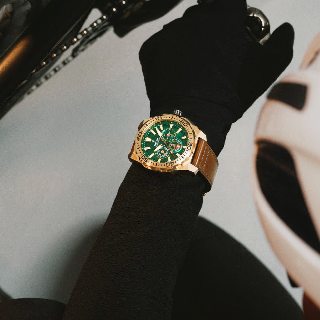 Festina Chrono Bike Herrenuhr mit grünem Zifferblatt, braunem Lederarmband, goldfarbener Lünette