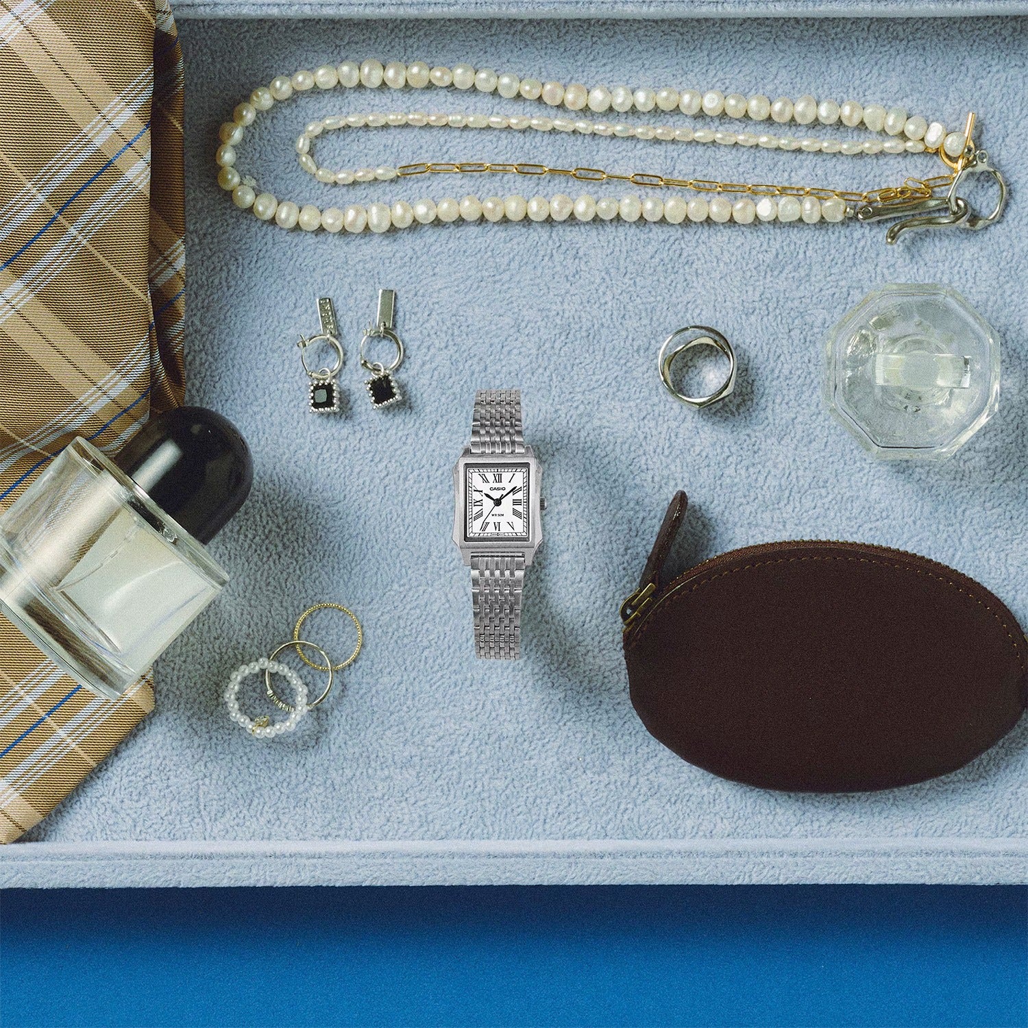 Casio Damenarmbanduhr mit silbernem rechteckigem Edelstahlgehäuse und schwarzem Zifferblatt