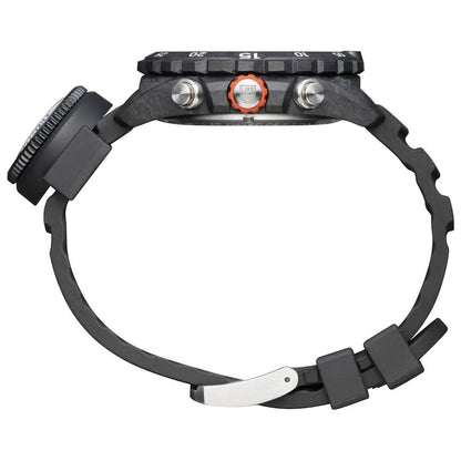 Montre bracelet pour homme en vue latérale : boîtier noir avec couronne et bouton orange
