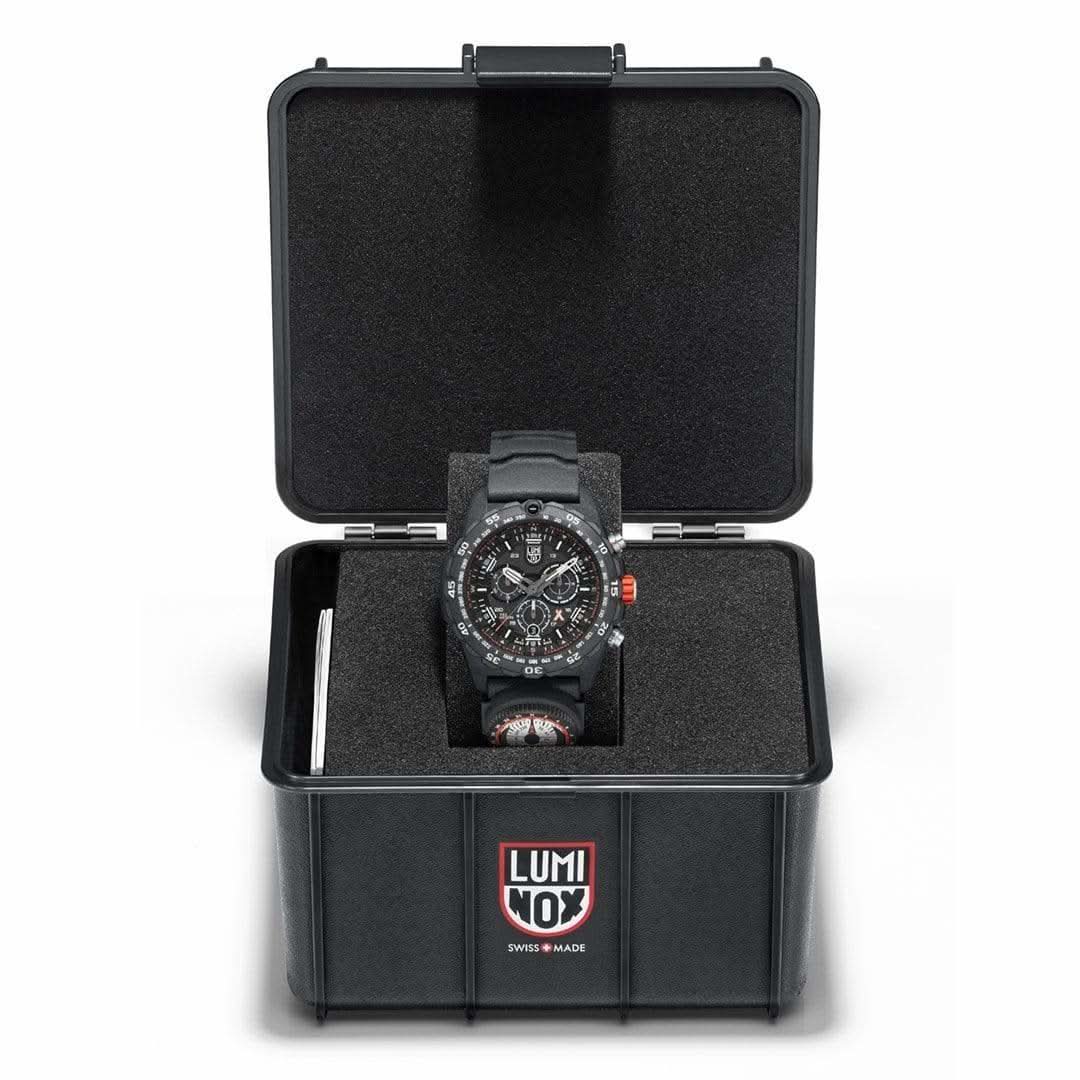 Boîte à montres avec couvercle ouvert, contenant une montre pour homme avec cadran noir et bracelet