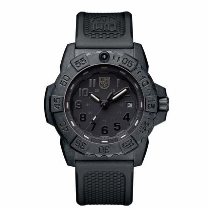 Montre sportive pour homme avec bracelet noir et cadran sombre, index luminescents.