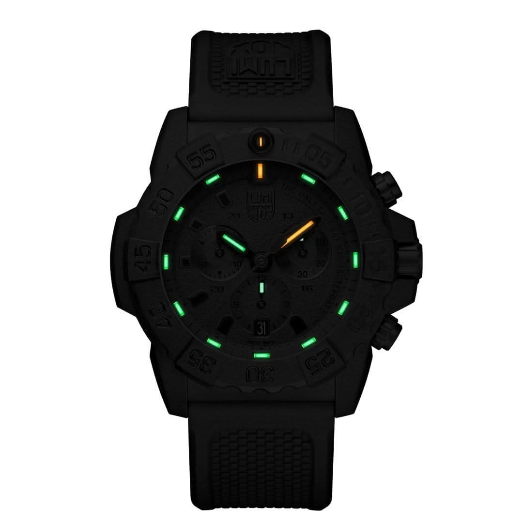 Montre homme avec boîtier noir en carbone et cadran chronographe, LED vertes