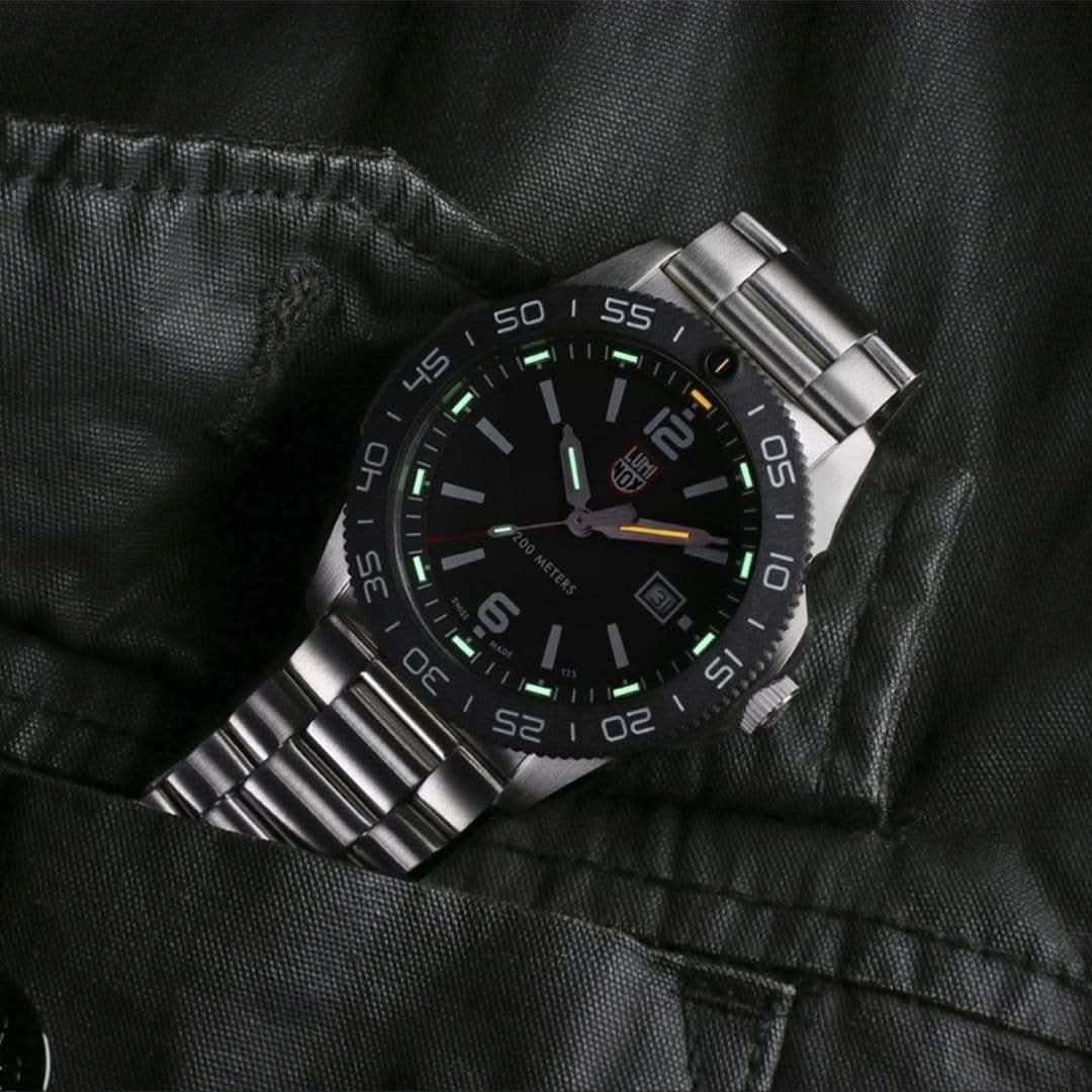 Bracelet de montre pour homme en acier inoxydable sur tissu noir, cadran noir avec index luminescents