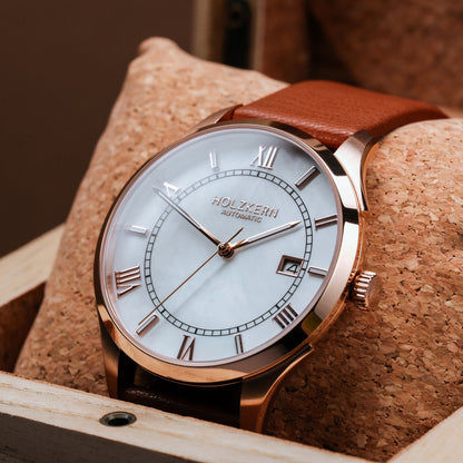 Herrenarmbanduhr mit weißem Zifferblatt, römischen Ziffern und braunem Lederband