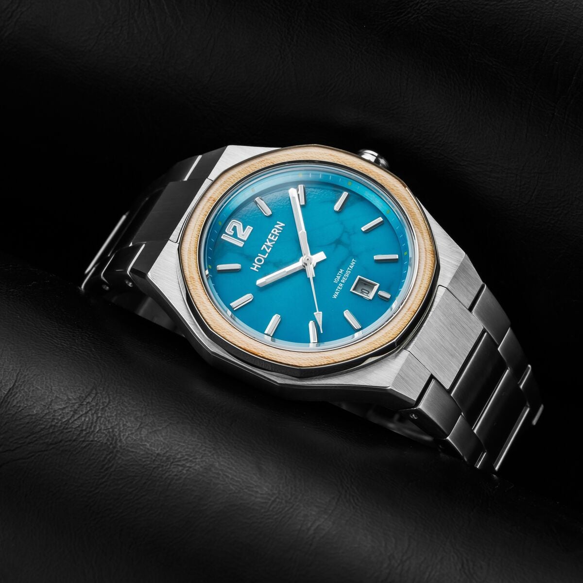 Herrenarmbanduhr mit silberfarbenem Edelstahlband, blauem Zifferblatt und Holzlünette