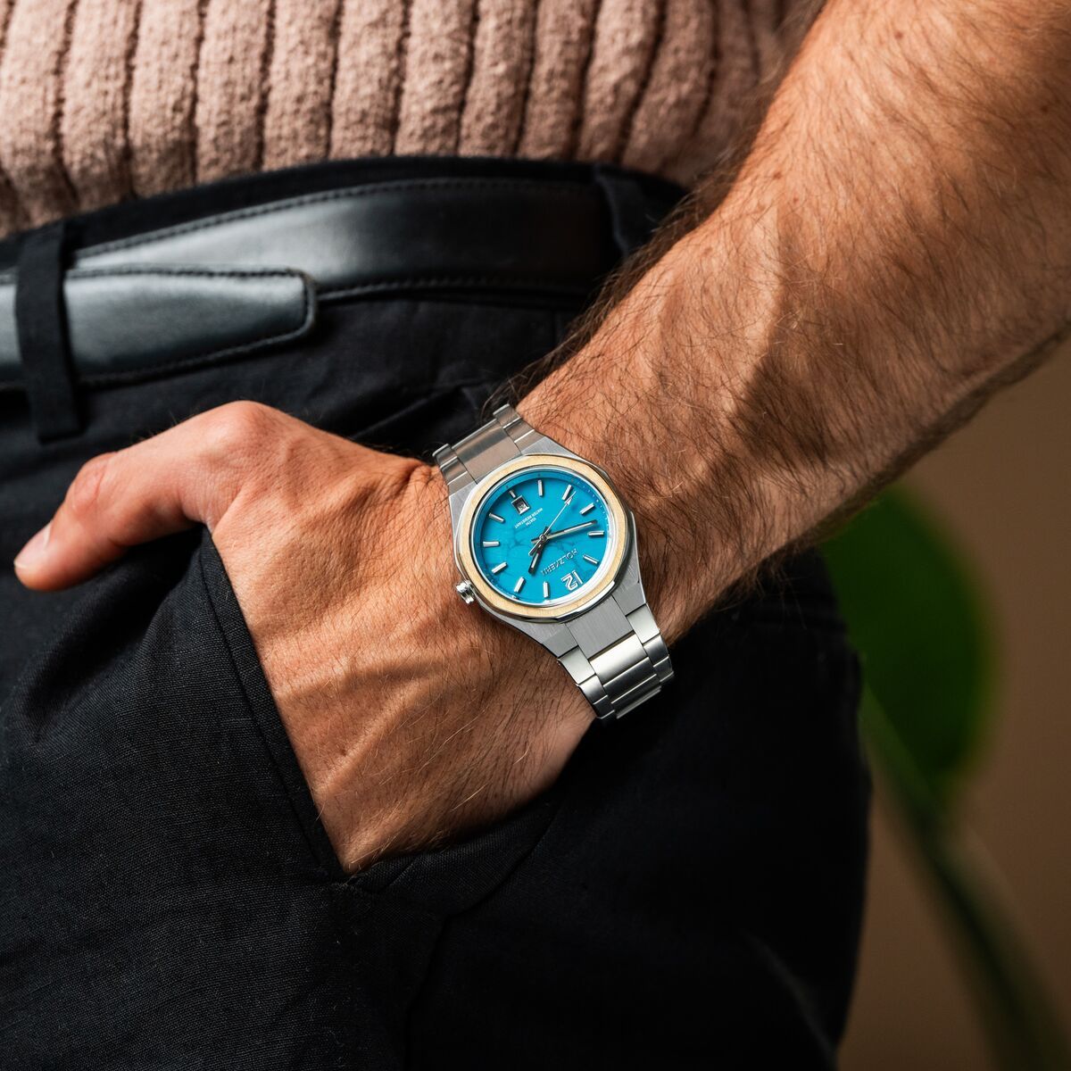 Herrenarmbanduhr am Handgelenk mit silberfarbenem Metallband und blauem Zifferblatt