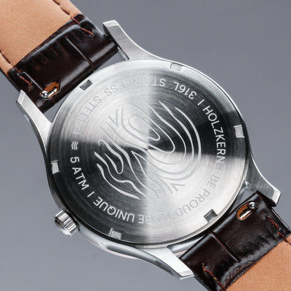 Hinterseite der Armbanduhr: Edelstahlboden mit Gravur, braunes Lederarmband