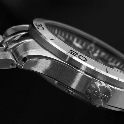 Vue latérale de la montre pour homme : boîtier en acier inoxydable avec lunette et couronne encastrée
