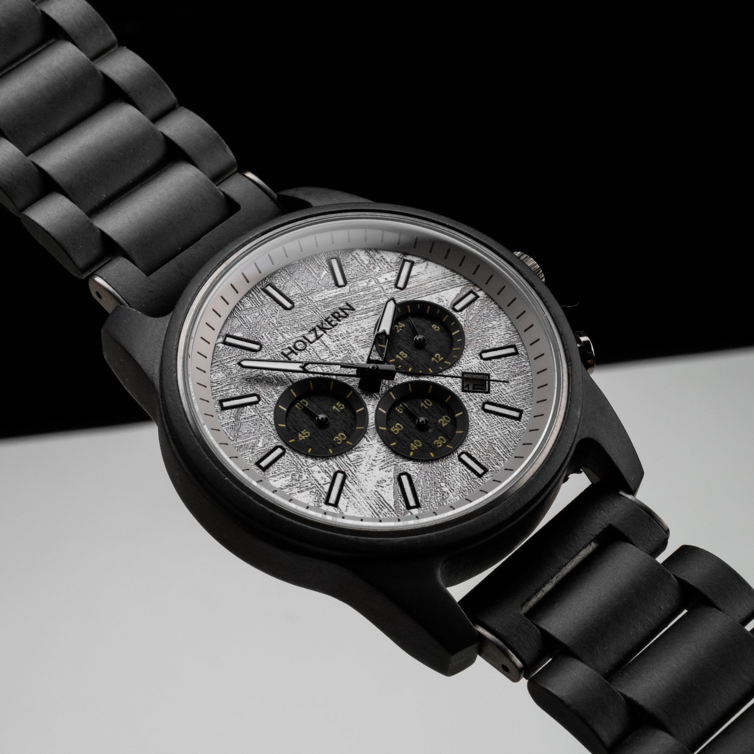 Herren-Chronographenuhr: schwarzes Holzuhrband, silbernes Zifferblatt mit drei Chrono-Subdials