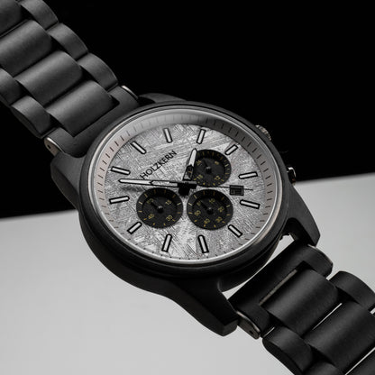 Herren-Chronographenuhr: schwarzes Holzuhrband, silbernes Zifferblatt mit drei Chrono-Subdials