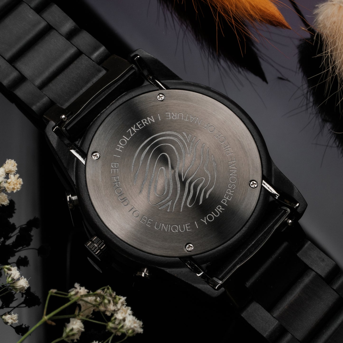 Herren-Uhrgehäuse-Ansicht: gravierte Rückseite mit Muster, schwarzes Armband