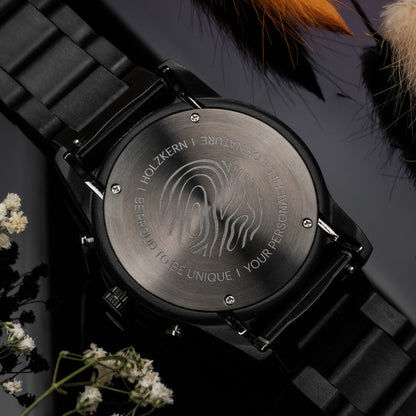 Herren-Uhrgehäuse-Ansicht: gravierte Rückseite mit Muster, schwarzes Armband
