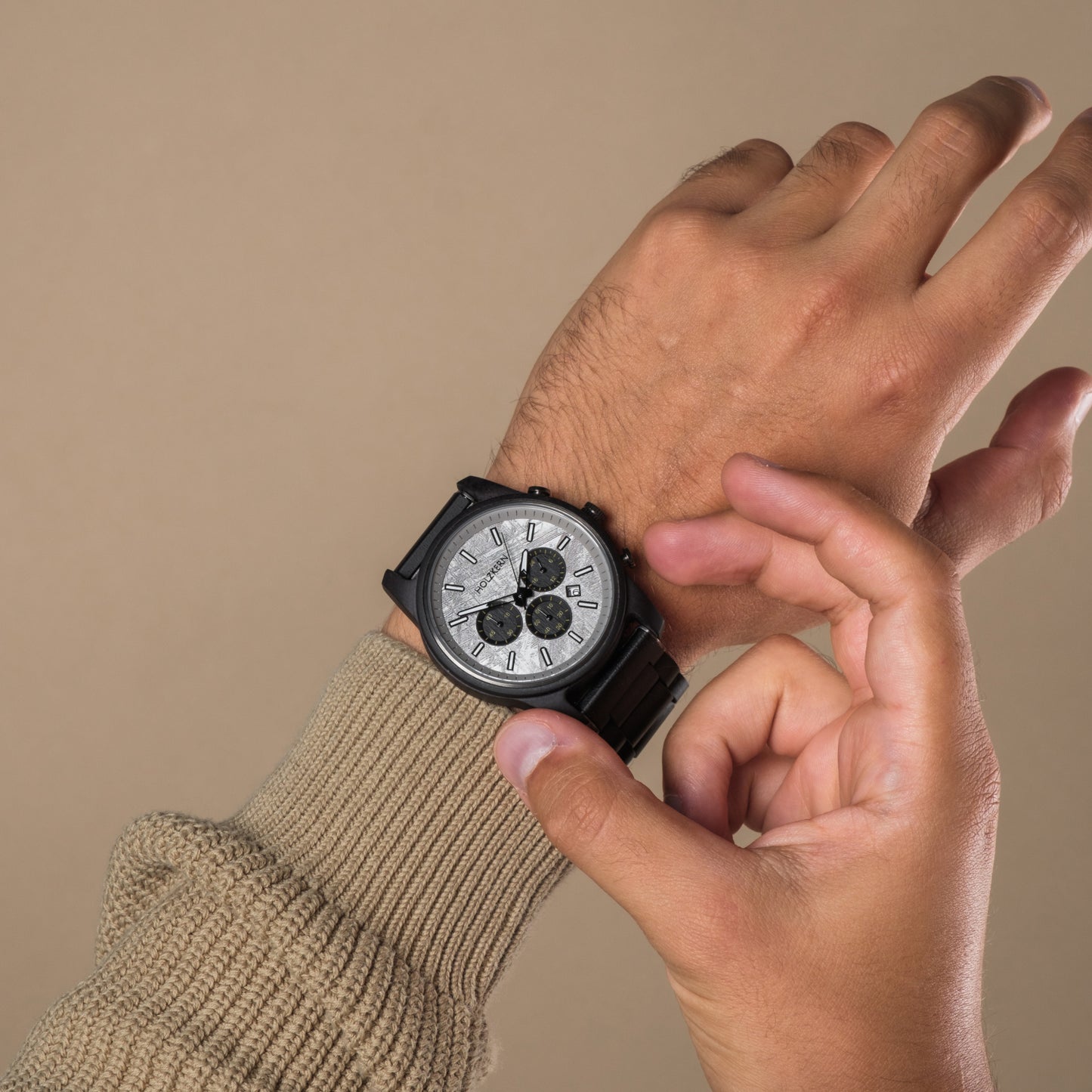Herren-Chronographenuhr am Handgelenk: schwarzes Holzuhrband, silbernes Zifferblatt