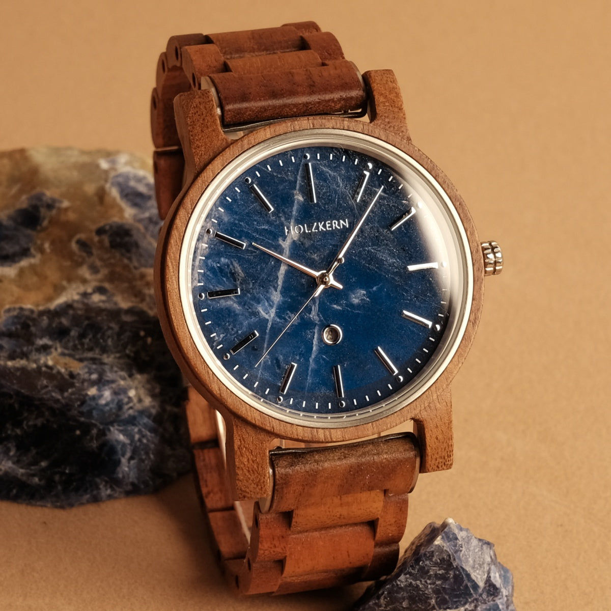 Holzkern Armbanduhr mit blauem Zifferblatt und braunem Holzarmband, Metalllünette