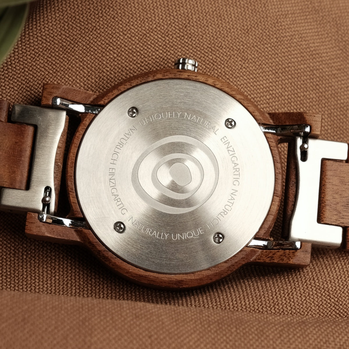 Holzkern Armbanduhr Rückseite mit Gravur, braunes Holzarmband