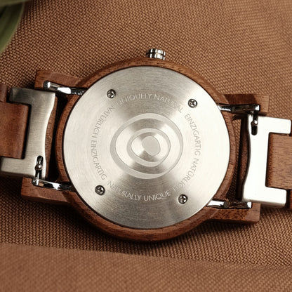 Holzkern Armbanduhr Rückseite mit Gravur, braunes Holzarmband