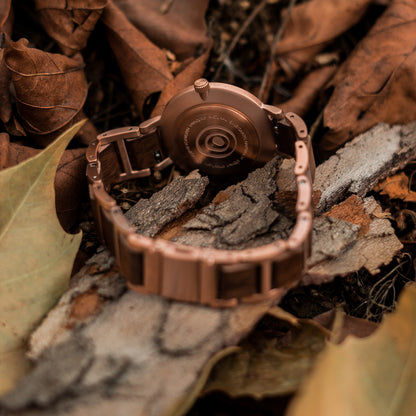 Damenarmbanduhr-Rückansicht mit rundem Gehäuse und Holz-Edelstahlband