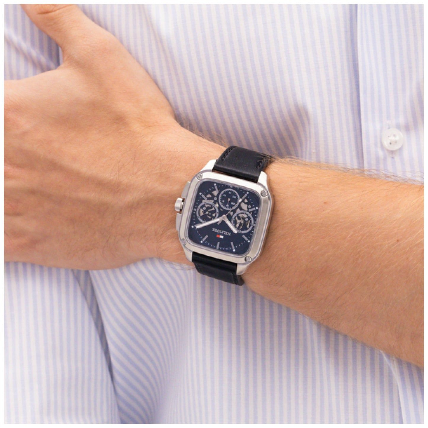 Herrenuhr mit schwarzem Lederarmband, silbernem Gehäuse und blauem Skelettzifferblatt