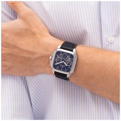 Herrenuhr mit schwarzem Lederarmband, silbernem Gehäuse und blauem Skelettzifferblatt