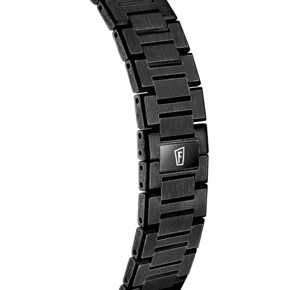 Detail des schwarzen Metallarmbands mit Schließe und F-Emblem